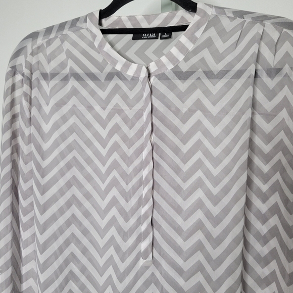 a.n.a Women's Gray & White Chevron Print Sheer Lightweight Popover Blouse Size L - Picture 5 of 10